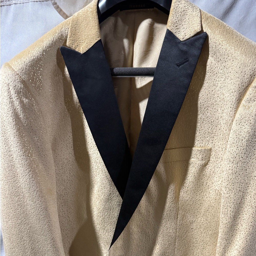 Elegant Men’s Black and Gold Blazer